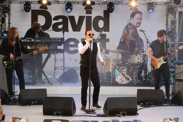 Konzert im Vorfeld der David Brent: Life On The Road Filmpremiere in London . 10 08 2016. London, United Kingdom. Ricky Gervais aka David Brent and his band Foregone Conclusion playing at the David Brent : Life on the Road premiere in London.  xStephenxLockx xi-Imagesx IIM-13290-0029