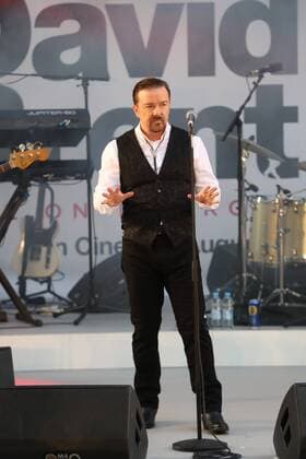 Konzert im Vorfeld der David Brent: Life On The Road Filmpremiere in London . 10 08 2016. London, United Kingdom. Ricky Gervais aka David Brent and his band Foregone Conclusion playing at the David Brent : Life on the Road premiere in London.  xStephenxLockx xi-Imagesx IIM-13290-0031