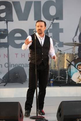 Konzert im Vorfeld der David Brent: Life On The Road Filmpremiere in London . 10 08 2016. London, United Kingdom. Ricky Gervais aka David Brent and his band Foregone Conclusion playing at the David Brent : Life on the Road premiere in London.  xStephenxLockx xi-Imagesx IIM-13290-0032