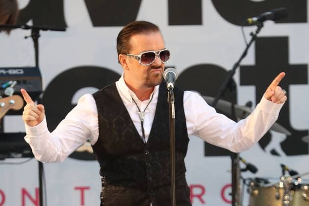 Bilder des Tages Konzert im Vorfeld der David Brent: Life On The Road Filmpremiere in London . 10 08 2016. London, United Kingdom. Ricky Gervais aka David Brent and his band Foregone Conclusion playing at the David Brent : Life on the Road premiere in London.  xStephenxLockx xi-Imagesx IIM-13290-0035