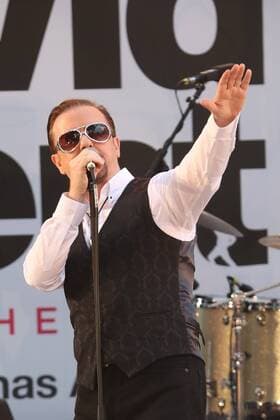 Konzert im Vorfeld der David Brent: Life On The Road Filmpremiere in London . 10 08 2016. London, United Kingdom. Ricky Gervais aka David Brent and his band Foregone Conclusion playing at the David Brent : Life on the Road premiere in London.  xStephenxLockx xi-Imagesx IIM-13290-0036