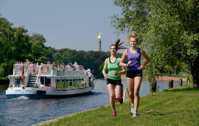 Maedchen, Sport, Joggen, Spreeufer, Berlin, Deutschland Maedchen Sport Joggen Spreeufer Berlin Deutschland