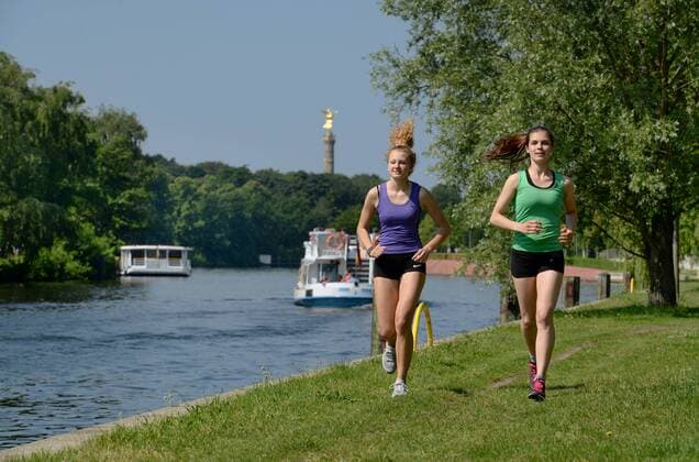 Maedchen, Sport, Joggen, Spreeufer, Berlin, Deutschland Maedchen Sport Joggen Spreeufer Berlin Deutschland