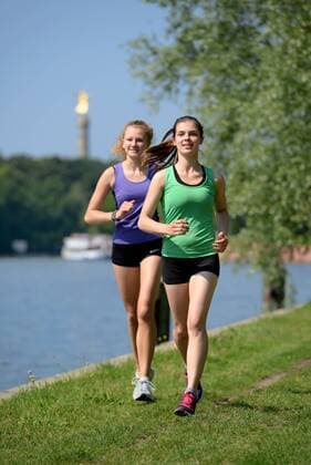 Maedchen, Sport, Joggen, Spreeufer, Berlin, Deutschland Maedchen Sport Joggen Spreeufer Berlin Deutschland