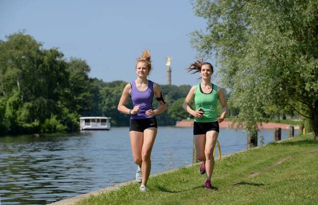 Maedchen, Sport, Joggen, Spreeufer, Berlin, Deutschland Maedchen Sport Joggen Spreeufer Berlin Deutschland