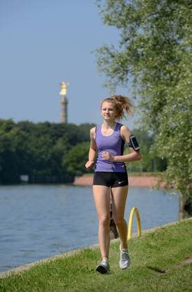 Maedchen, Sport, Joggen, Spreeufer, Berlin, Deutschland Maedchen Sport Joggen Spreeufer Berlin Deutschland