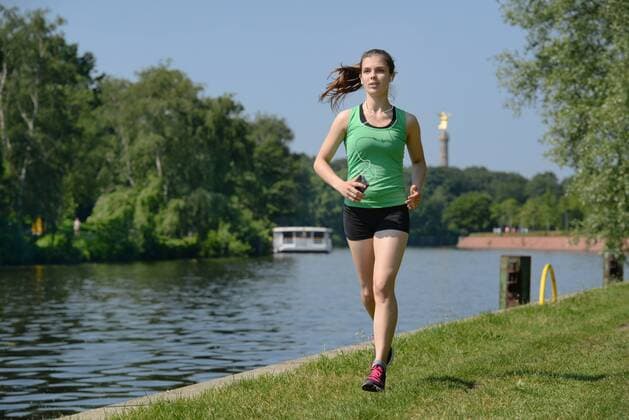 Maedchen, Sport, Joggen, Spreeufer, Berlin, Deutschland Maedchen Sport Joggen Spreeufer Berlin Deutschland