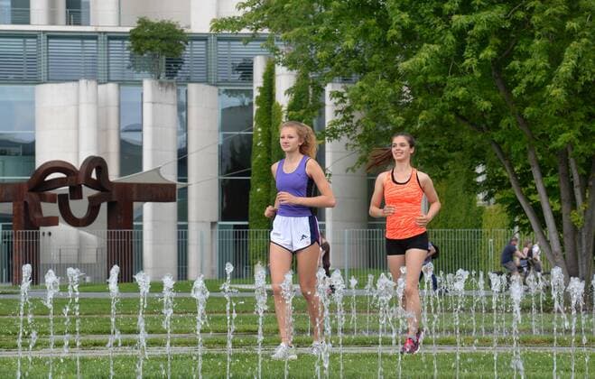 Maedchen, Joggen, Bundeskanzleramt, Tiergarten, Berlin, Deutschland Maedchen Joggen Bundeskanzleramt Berlin Deutschland
