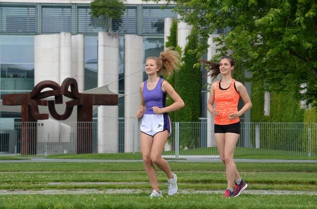 Maedchen, Joggen, Bundeskanzleramt, Tiergarten, Berlin, Deutschland Maedchen Joggen Bundeskanzleramt Berlin Deutschland