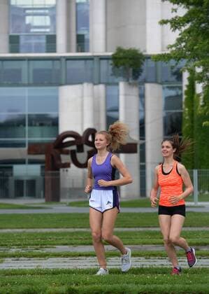 Maedchen, Joggen, Bundeskanzleramt, Tiergarten, Berlin, Deutschland Maedchen Joggen Bundeskanzleramt Berlin Deutschland