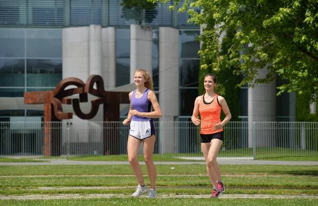 Maedchen, Joggen, Bundeskanzleramt, Tiergarten, Berlin, Deutschland Maedchen Joggen Bundeskanzleramt Berlin Deutschland