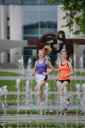 Maedchen, Joggen, Bundeskanzleramt, Tiergarten, Berlin, Deutschland Maedchen Joggen Bundeskanzleramt Berlin Deutschland