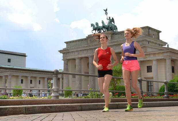 Maedchen, Joggen, Brandenburger Tor, Mitte, Berlin, Deutschland Maedchen Joggen Brandenburger Tor Berlin Deutschland