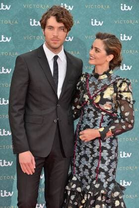 Bilder des Tages August 11, 2016 - London, London, UK - JENNA COLEMAN and TOM HUGHES attends the VIP press screening of Victoria. The ITV series traces the early life of Queen Victoria, from her accession to the throne at the tender age of 18 through to her courtship and marriage to Prince Albert. London, UK. London UK  - ZUMAl94_