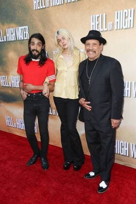 Gilbert Trejo mit seiner Freundin Taylor und seinem Großvater Danny Trejo bei der Hell or High Water Filmpremiere am 10.08.2016 in Los Angeles Hell or High Water Kino Premiere in Los Angeles, 2016 
