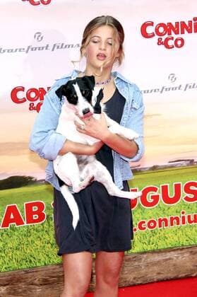 Emma Schweiger mit Hund Frodo bei der Premiere des Kinofilms Conni & Co im Cinestar Sony Center am Potsdamer Platz. Berlin, 13.08.2016 Foto:xA.xBuggex xFuturexImage