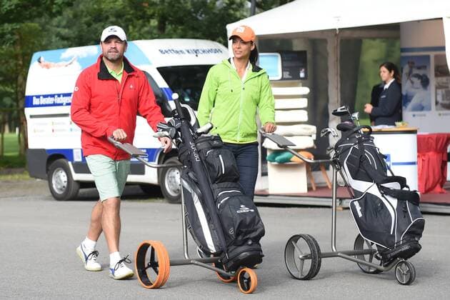Charity-Golf-Open 2016 am 13.08.2016 im Osnabrücker Golf Club in Bissendorf Sven Ottke und Yvonne de Bark kommen an. Foto: osnapix Charity-Golf-Open 2016 mt