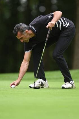 Charity-Golf-Open 2016 am 13.08.2016 im Osnabrücker Golf Club in Bissendorf Thomas Stratos legt sich den Ball zurecht. Foto: osnapix Charity-Golf-Open 2016 mt