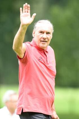 Charity-Golf-Open 2016 am 13.08.2016 im Osnabrücker Golf Club in Bissendorf Peter Bond winkt Foto: osnapix Charity-Golf-Open 2016 mt