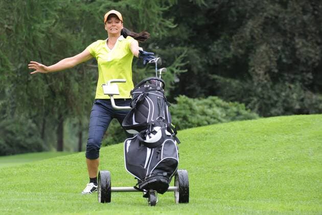Charity-Golf-Open 2016 am 13.08.2016 im Osnabrücker Golf Club in Bissendorf Yvonne de Bark muss ihren Golfbag einfangen. Foto: osnapix Charity-Golf-Open 2016 mt