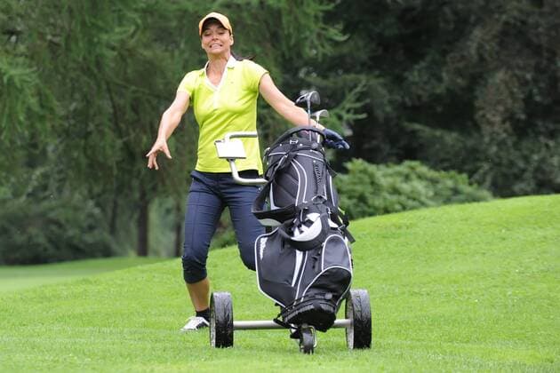 Charity-Golf-Open 2016 am 13.08.2016 im Osnabrücker Golf Club in Bissendorf Yvonne de Bark muss ihren Golfbag einfangen. Foto: osnapix Charity-Golf-Open 2016 mt