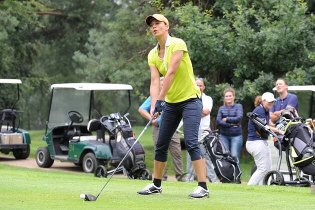 Charity-Golf-Open 2016 am 13.08.2016 im Osnabrücker Golf Club in Bissendorf Yvonne de Bark beim Abschlag. Foto: osnapix Charity-Golf-Open 2016 mt