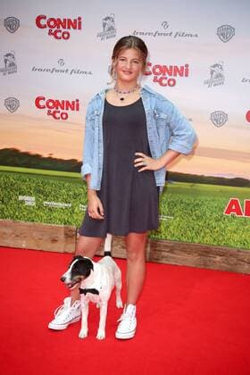 Emma Schweiger und ihr tierischer Filmpartner Hund Frodo bei der Conni & Co Film Premiere am 13.08.2016 in Berlin Conni & Co Kino Premiere Kinopremiere in Berlin, 2016 