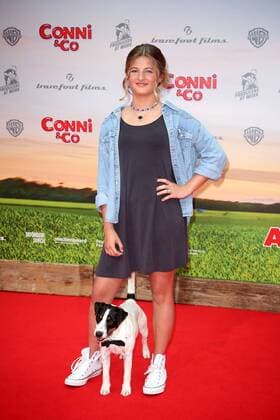 Emma Schweiger und ihr tierischer Filmpartner Hund Frodo bei der Conni & Co Film Premiere am 13.08.2016 in Berlin Conni & Co Kino Premiere Kinopremiere in Berlin, 2016 