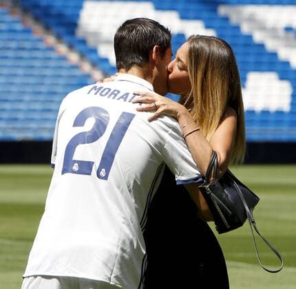 Spanish striker Alvaro Morata (L) kiss his girlfriend, Italial model Alice Campello (R) during his prensentation as new player of Real Madrid during an act held at Santiago Bernabeu stadium in Madrid, Spain on 15 August 2016. Morata, who has grown in the reserve of young players of Real Madrid, has signed for the next five seasons after paid 30 euro millions to Juventus. Alvaro Morata presented as new player of Real Madrid !ACHTUNG: NUR REDAKTIONELLE NUTZUNG!  20160815-636068743425628192