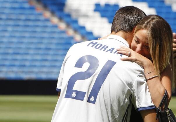 Spanish striker Alvaro Morata (L) kiss his girlfriend, Italial model Alice Campello (R) during his prensentation as new player of Real Madrid during an act held at Santiago Bernabeu stadium in Madrid, Spain on 15 August 2016. Morata, who has grown in the reserve of young players of Real Madrid, has signed for the next five seasons after paid 30 euro millions to Juventus. Alvaro Morata presented as new player of Real Madrid !ACHTUNG: NUR REDAKTIONELLE NUTZUNG!  20160815-636068743438108192