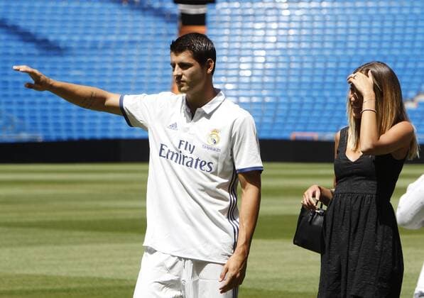 Spanish striker Alvaro Morata (L) and his girlfriend, Italial model Alice Campello (R) during his prensentation as new player of Real Madrid during an act held at Santiago Bernabeu stadium in Madrid, Spain on 15 August 2016. Morata, who has grown in the reserve of young players of Real Madrid, has signed for the next five seasons after paid 30 euro millions to Juventus. Alvaro Morata presented as new player of Real Madrid !ACHTUNG: NUR REDAKTIONELLE NUTZUNG!  20160815-636068743465252192