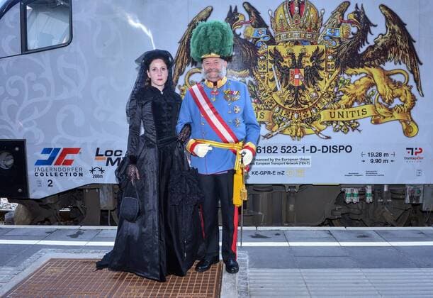Kaiserzug nach Bad Ischl mit originaler Zuggarnitur und Dampflokomotive und Empfang des Kaiserpaares in der Kaiservilla in Bad Ischl. Dieses Bild zeigt die Darsteller des Kaiserpaares Sabine Rossegger als Sisi und Gerard Fritz als Kaiser Franz Josef 2016 - Kaiserzug nach Bad Ischl mit originaler Zuggarnitur und Dampflokomotive und Empfang des Kaiserpaares in der Kaiservilla in Bad Ischl