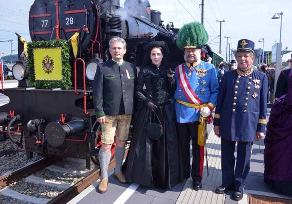Kaiserzug nach Bad Ischl mit originaler Zuggarnitur und Dampflokomotive und Empfang des Kaiserpaares in der Kaiservilla in Bad Ischl. Dieses Bild zeigt v.l.n.r.: Bürgermeister von Attnang Puchheim Peter Groiß, Sisidarstellerin Sabine Rossegger, KAiserdarsteller Gerard Fritz und Veranstalter des Kaiserzuges Karl Reitter 2016 - Kaiserzug nach Bad Ischl mit originaler Zuggarnitur und Dampflokomotive und Empfang des Kaiserpaares in der Kaiservilla in Bad Ischl