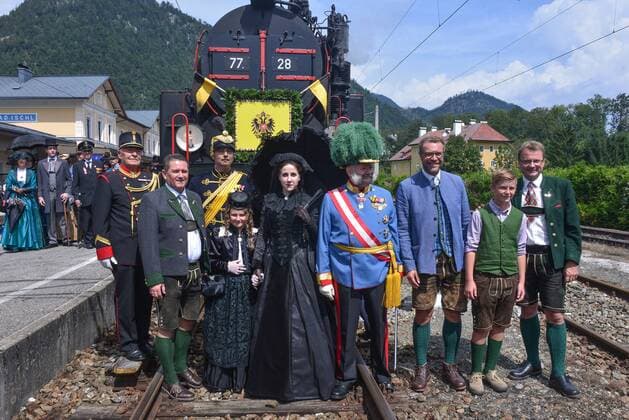 Kaiserzug nach Bad Ischl mit originaler Zuggarnitur und Dampflokomotive und Empfang des Kaiserpaares in der Kaiservilla in Bad Ischl. Dieses Bild zeigt v.l.n.r.: Kulturbeauftragter Karl Christian Komaz, Statistin, Marie Valerie darstellend, Sisidarstellerin Sabine Rossegger, KAiserdarsteller Gerard Fritz, Tourismusdirktor Robert HErzog, N.N., Bürgermeister der Stadt Bad Ischl, Hannes Heide 2016 - Kaiserzug nach Bad Ischl mit originaler Zuggarnitur und Dampflokomotive und Empfang des Kaiserpaares in der Kaiservilla in Bad Ischl