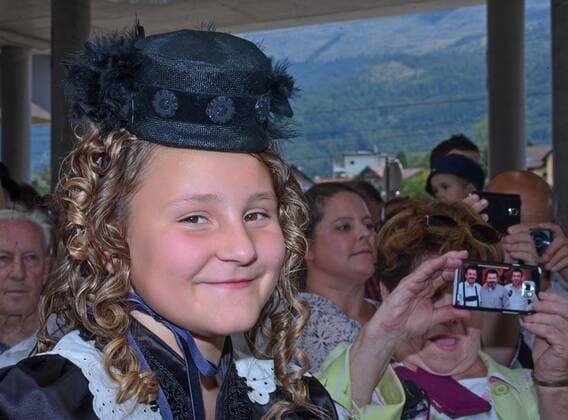 Kaiserzug nach Bad Ischl mit originaler Zuggarnitur und Dampflokomotive und Empfang des Kaiserpaares in der Kaiservilla in Bad Ischl. Dieses Bild zeigt eine junge Statistin Tochter Marie Valerie darstellend 2016 - Kaiserzug nach Bad Ischl mit originaler Zuggarnitur und Dampflokomotive und Empfang des Kaiserpaares in der Kaiservilla in Bad Ischl