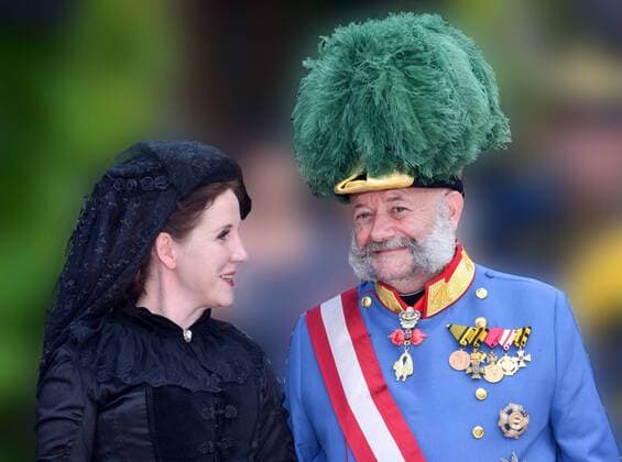 Kaiserzug nach Bad Ischl mit originaler Zuggarnitur und Dampflokomotive und Empfang des Kaiserpaares in der Kaiservilla in Bad Ischl. Dieses Bild zeigt die Darsteller des Kaiserpaares Sabine Rossegger als Sisi und Gerard Fritz als Kaiser Franz Josef 2016 - Kaiserzug nach Bad Ischl mit originaler Zuggarnitur und Dampflokomotive und Empfang des Kaiserpaares in der Kaiservilla in Bad Ischl