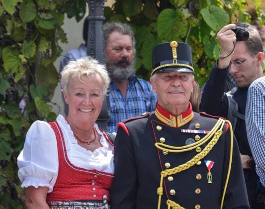 Kaiserzug nach Bad Ischl mit originaler Zuggarnitur und Dampflokomotive und Empfang des Kaiserpaares in der Kaiservilla in Bad Ischl. Dieses Bild zeigt den Offizier der k&k Feldgendarmerie Schmidhammer mit GAttin 2016 - Kaiserzug nach Bad Ischl mit originaler Zuggarnitur und Dampflokomotive und Empfang des Kaiserpaares in der Kaiservilla in Bad Ischl
