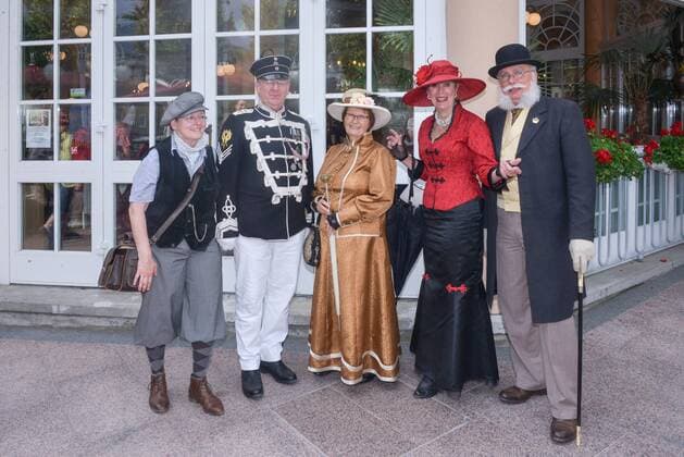 Kaiserzug nach Bad Ischl mit originaler Zuggarnitur und Dampflokomotive und Empfang des Kaiserpaares in der Kaiservilla in Bad Ischl. Dieses Bild zeigt eine Delegation aus Weste im deutschen Bundesland Niedersachsen mit den Darstellern des KaiserWilhelms II Erhard Brandes und der Kaiserin Augusta Sylvia Brandes-Nelz 2016 - Kaiserzug nach Bad Ischl mit originaler Zuggarnitur und Dampflokomotive und Empfang des Kaiserpaares in der Kaiservilla in Bad Ischl