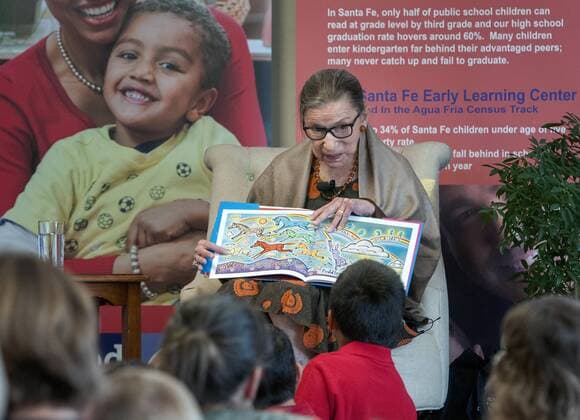 IMAGO ICONS: Ruth Bader Ginsburg Berühmte Feministinnen, Ruth Bader Ginsburg Ruth Bader Ginsburg Lesung in Santa Fe August 16, 2016 - U.S. - U.S. Supreme Court Justice Ruth Bader Ginsburg reads a book titled Go West to children in programs at Untied Way of Santa Fe County, Tuesday August 16, 2016. The book is by New Mexico author Joel Nakamura. U.S. - ZUMAab1_