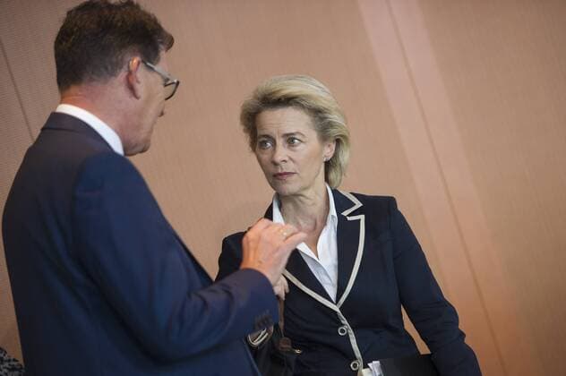 Entwicklungshilfeminister Gerd Mueller (CSU) und Verteidigungsministerin Ursula von der Leyen (CDU) am Mittwoch (17.08.2016) im Bundeskanzleramt zu Beginn der Kabinettssitzung.