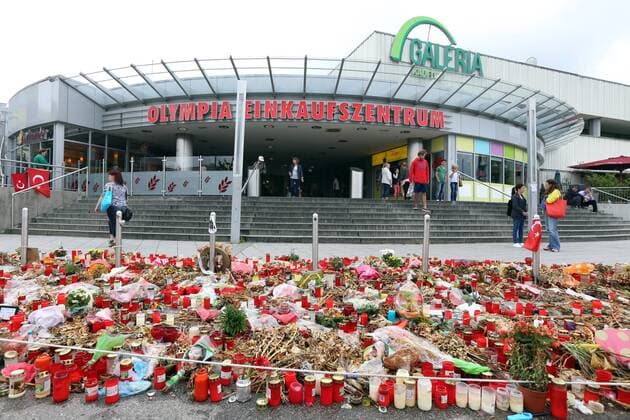München, 12. August 2016 OEZ - 3 Wochen nach dem Amoklauf Die Blumen sind verwelkt - der Schmerz bleibt. Inzwischen wurde der mutmaßliche Lieferant gefasst, der dem Amokläufer die Waffe verkaufte