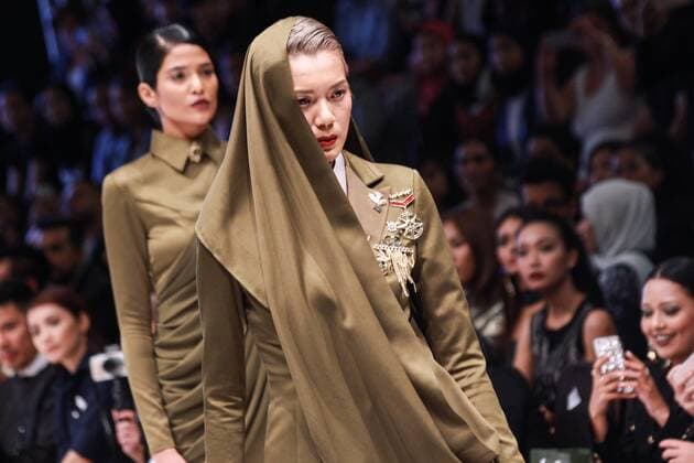 Malaysia: Kuala Lumpur Fashion Week 2016 Runway models showcasing Spring Summer 2017 collections, The Malaya by Rizman Ruzaini at Kuala Lumpur Fashion Week 2016.  AdyxAbdxRopha