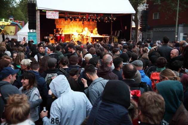 Karneval der Kulturen 2016 am 14.05.2016 in Berlin-Kreuzberg (Friedrichshain-Kreuzberg) Festgelände rund um den Blücherplatz mit einem bunten Rahmenprogramm. 4 Bühnen mit ca. 100 Bands und DJs aus verschiedenen Regionen der Welt sorgen für umfassende Unterhaltung. 200 Performer und Künstler sind auf den Rasenfächen in Aktion. 300 Verkaufsstände mit Kunsthandwerk und kulinarischen Köstlichkeiten versorgen die Besucher. Viele Besucher entspannen auf den Grünflächen des weitläufigen Geländes.