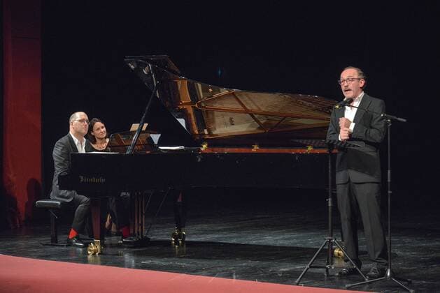 Lesung den Schauspielers Karl Markovics aus der Autobiografie Bad Boy of Music des US-Komponisten George Antheil mit Gottlieb Wallisch als Begleitung am Klavier im Stadttheater Gmunden, im Rahmen der Salzkammergut Festwochen Gmunden. Dieses Bild zeigt den Pianisten Gottlieb Wallisch mit Notenumblättererin und den rezitierenden Schauspieler KArl MArkovits 2016 - Lesung den Schauspielers Karl Markovics aus der Autobiografie Bad Boy of Music des US-Komponisten George Antheil mit Gottlieb Wallisch als Begleitung am Klavier im Stadttheater Gmunden, im Rahmen der Salzkammergut Festwochen Gmunden