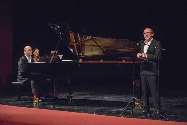 Lesung den Schauspielers Karl Markovics aus der Autobiografie Bad Boy of Music des US-Komponisten George Antheil mit Gottlieb Wallisch als Begleitung am Klavier im Stadttheater Gmunden, im Rahmen der Salzkammergut Festwochen Gmunden. Dieses Bild zeigt den Pianisten Gottlieb Wallisch mit Notenumblättererin und den rezitierenden Schauspieler KArl MArkovits 2016 - Lesung den Schauspielers Karl Markovics aus der Autobiografie Bad Boy of Music des US-Komponisten George Antheil mit Gottlieb Wallisch als Begleitung am Klavier im Stadttheater Gmunden, im Rahmen der Salzkammergut Festwochen Gmunden