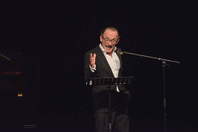 Lesung den Schauspielers Karl Markovics aus der Autobiografie Bad Boy of Music des US-Komponisten George Antheil mit Gottlieb Wallisch als Begleitung am Klavier im Stadttheater Gmunden, im Rahmen der Salzkammergut Festwochen Gmunden. Dieses Bild zeigt den Schauspieler Karl Markovics 2016 - Lesung den Schauspielers Karl Markovics aus der Autobiografie Bad Boy of Music des US-Komponisten George Antheil mit Gottlieb Wallisch als Begleitung am Klavier im Stadttheater Gmunden, im Rahmen der Salzkammergut Festwochen Gmunden