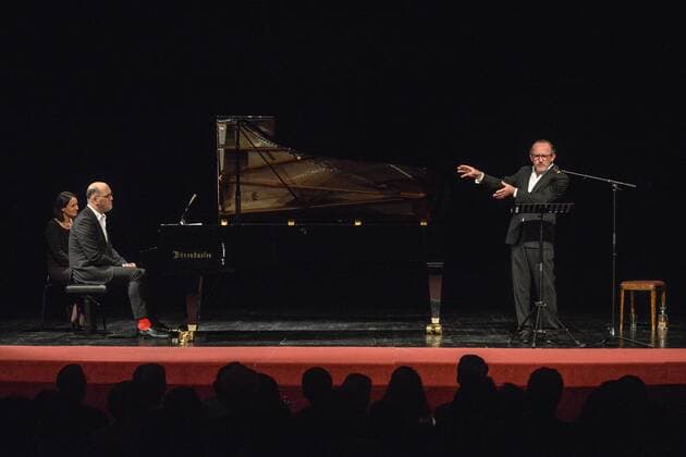 Lesung den Schauspielers Karl Markovics aus der Autobiografie Bad Boy of Music des US-Komponisten George Antheil mit Gottlieb Wallisch als Begleitung am Klavier im Stadttheater Gmunden, im Rahmen der Salzkammergut Festwochen Gmunden. Dieses Bild zeigt den Pianisten Gottlieb Wallisch mit Notenumblättererin und den rezitierenden Schauspieler KArl MArkovits 2016 - Lesung den Schauspielers Karl Markovics aus der Autobiografie Bad Boy of Music des US-Komponisten George Antheil mit Gottlieb Wallisch als Begleitung am Klavier im Stadttheater Gmunden, im Rahmen der Salzkammergut Festwochen Gmunden