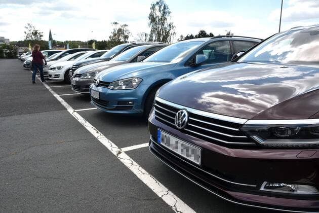Wolfsburg Niedersachsen VW, Volkswagen in Wolfsburg, Symbolfotos und Verkehr rund ums Tor Sandkamp des VW-Werks.