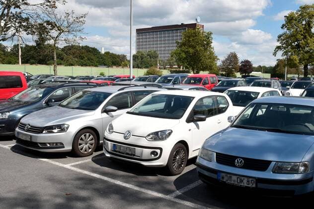 Wolfsburg Niedersachsen VW, Volkswagen in Wolfsburg, Symbolfotos und Verkehr rund ums Tor Sandkamp des VW-Werks. Bild zeigt: Parkplatzsituation mit dem Verwaltungshochhaus im Hintergrund