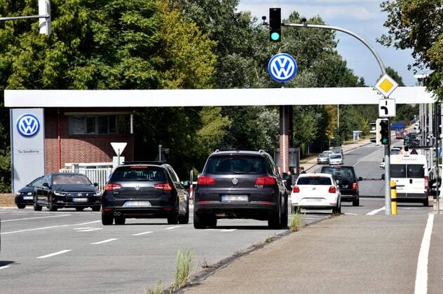 Wolfsburg Niedersachsen VW, Volkswagen in Wolfsburg, Symbolfotos und Verkehr rund ums Tor Sandkamp des VW-Werks. Bild zeigt: Verkehr vor der Wache dem Tor Sandkamp